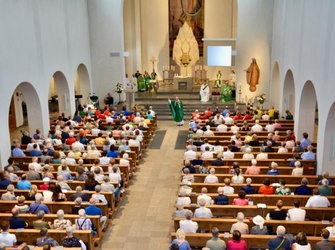 Neue Baumeister in einer lebendigen Kirche