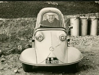 Pfarrer P. Franz Lutz und sein Gefährt