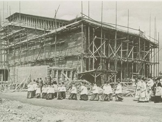 Einzug in den Rohbau der Kirche zur ersten Hl. Messe 23.5.1954