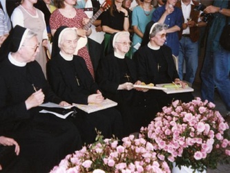 v. li.: Sr..Liobgard, Sr. Elmara, Sr. Marholdis von der Gemeinde verabschiedet