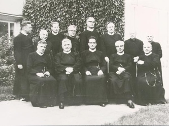 Hi. v li.: P. Mali, Br. Karl, P. Gerstle, Br. Bonaventura, P. Urban, P. Zettel, Br. Jakob, Br. Robert Vo. v. li.: Pf. Hochwimmer, P. Christl (Rektor), P. Mittermeier (Provinzial), P. Walter, P. Felbinger