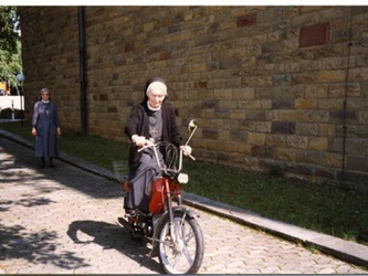 Mopedfahren ohne Helm - mit Erlaubnis der Polizei