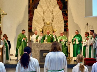 Neue Baumeister in einer lebendigen Kirche