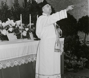 Pfarrer P. Franz Lutz bei der Predigt